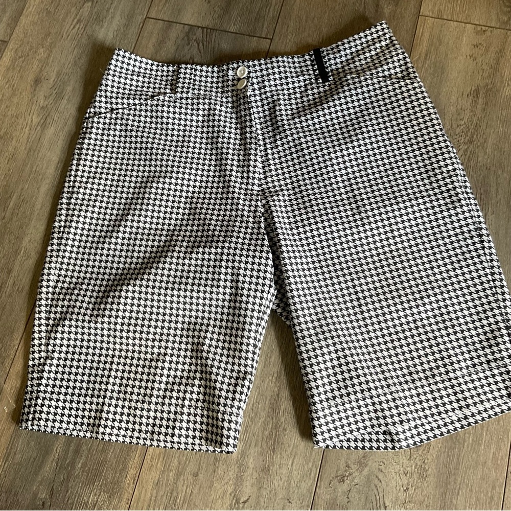 Nike Golf Women’s Black and White Houndstooth Shorts, Size Medium